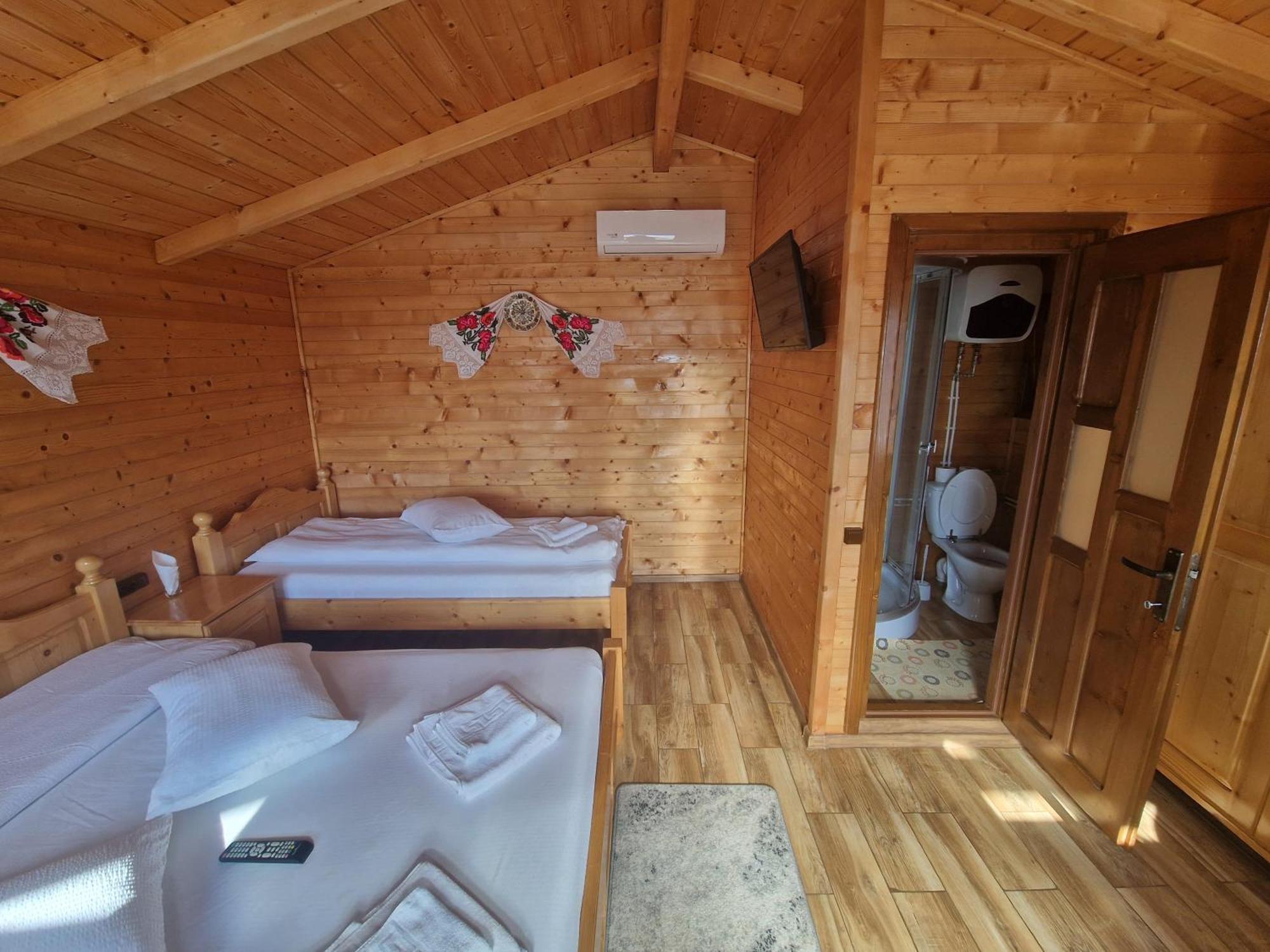 Cabanutele Din Lemn * Chiscau